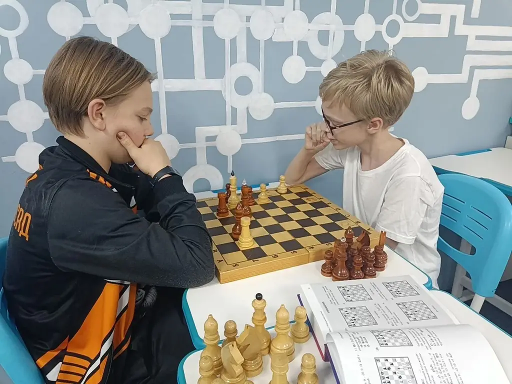 Мальчики играют в шахматы на занятии
