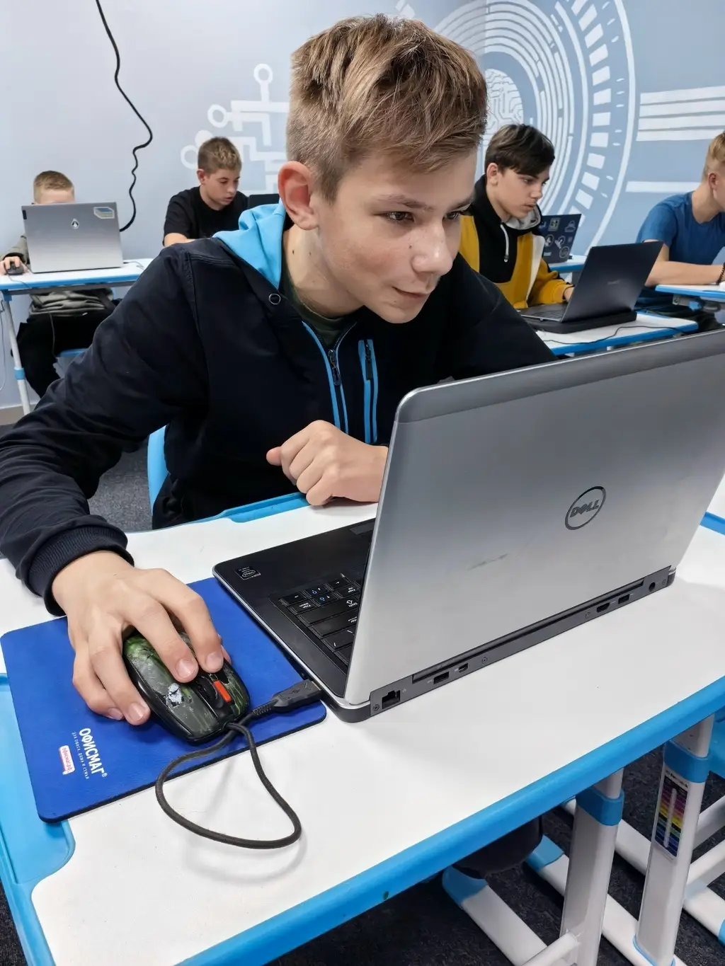 Ученик ИТ-школы за ноутбуком на занятии по программированию